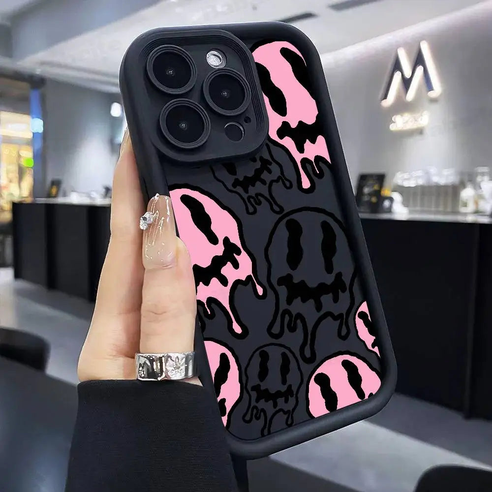 Schwarze Silikon-iPhone-Hülle mit schmelzenden Smiley-Gesichtern in Pink-Schwarz, Rückansicht in Hand