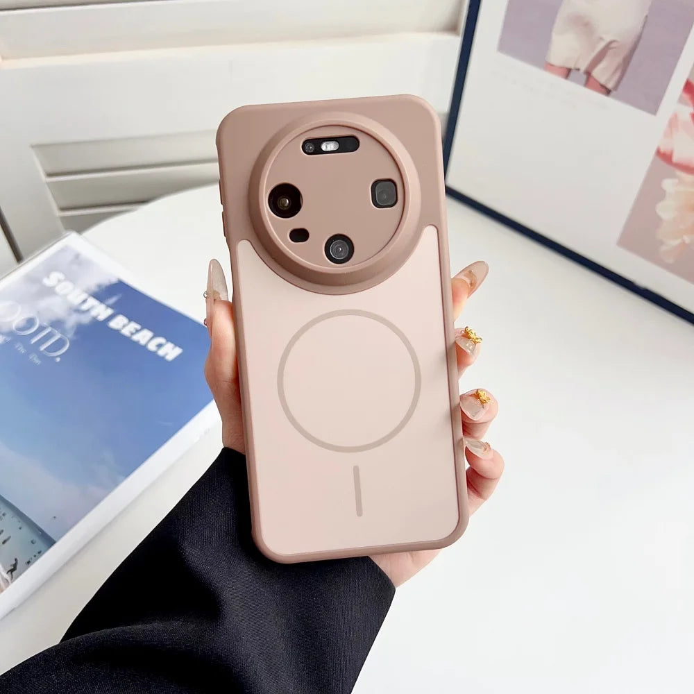 Matte Huawei-Schutzhülle in Rosa mit MagSafe-Ring und großer Kameraaussparung, Rückansicht in Hand