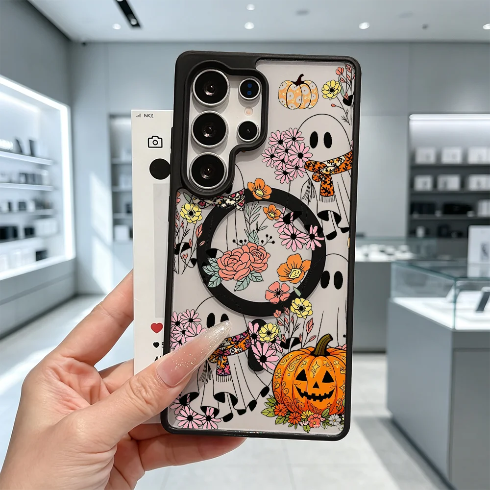 Schwarze Samsung Galaxy Hülle mit Geister-Blumen-Kürbis-Design, magnetischer Ring, Frontalansicht in Hand