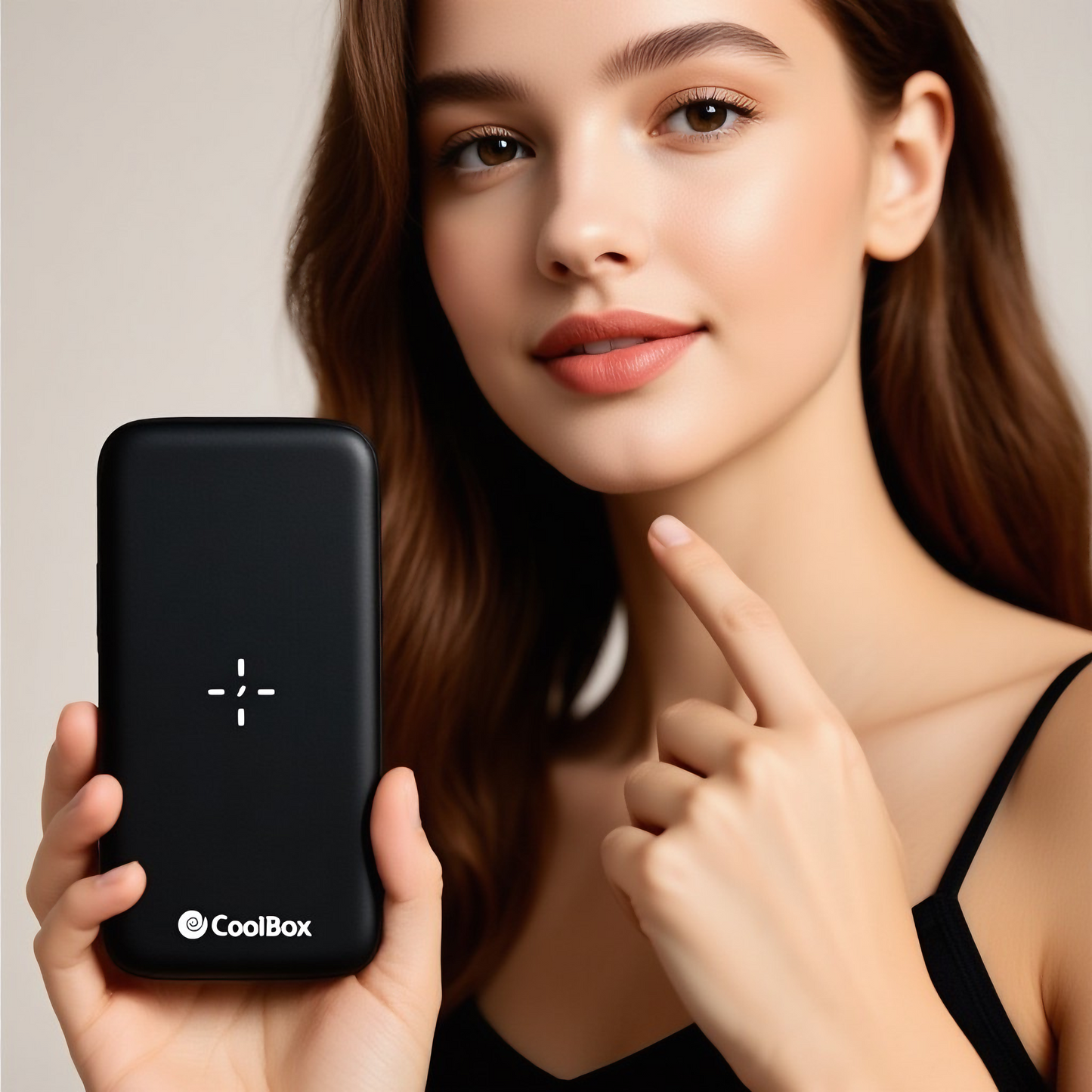 Frau hält Powerbank 10000mAh mit kabellosem Laden am Smartphone