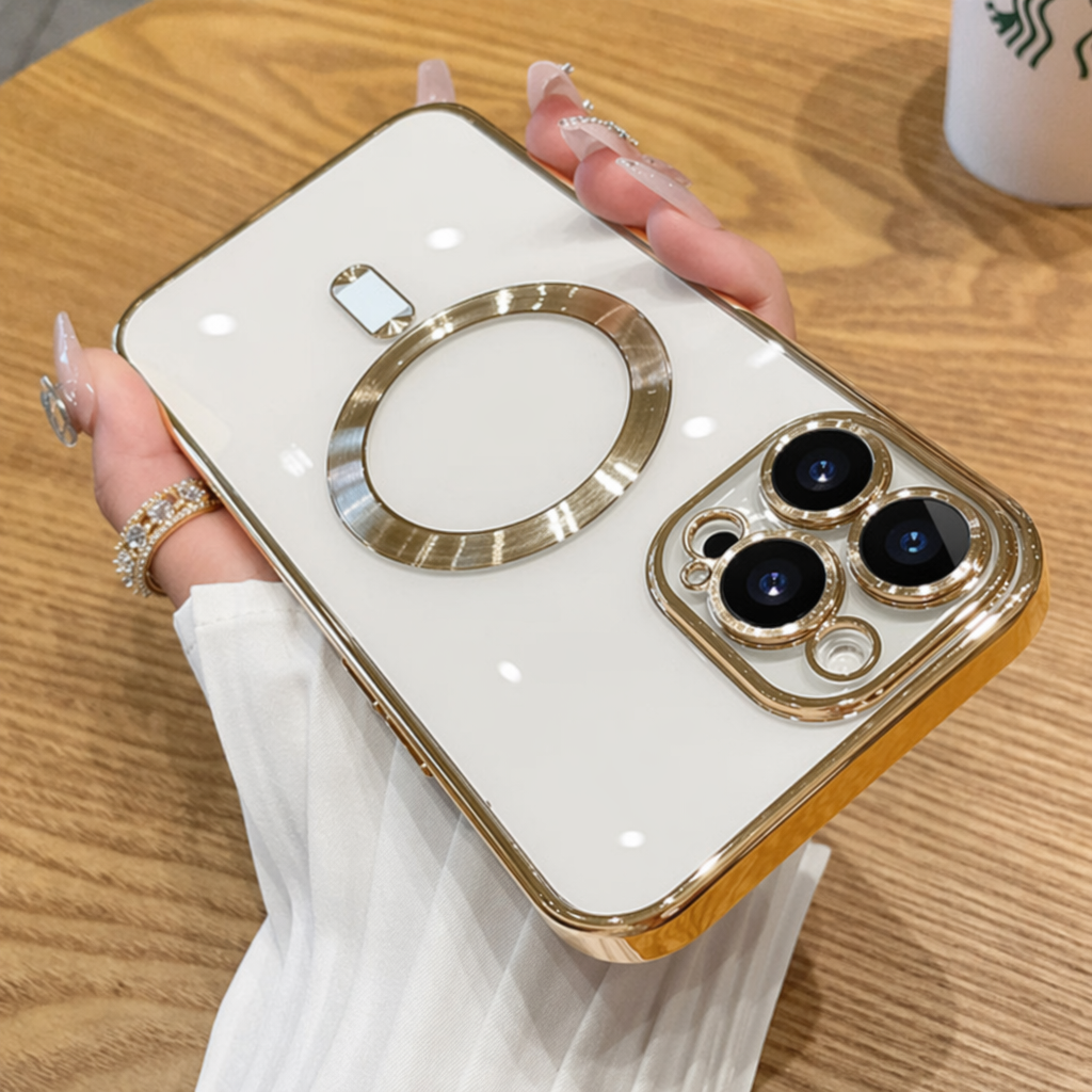 Transparente iPhone-Hülle mit goldenem Rahmen, goldenem MagSafe-Ring und Dreilinsenschutz, Rückseite in der Hand