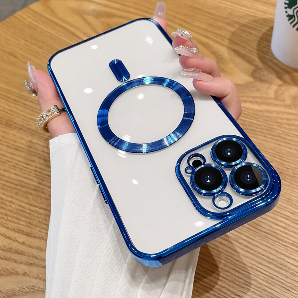 Transparente iPhone-Hülle mit dunkelblauem Rahmen, Frontalansicht in zwei Händen, blau gebürsteter Magnet-Ring und Dreifach-K
