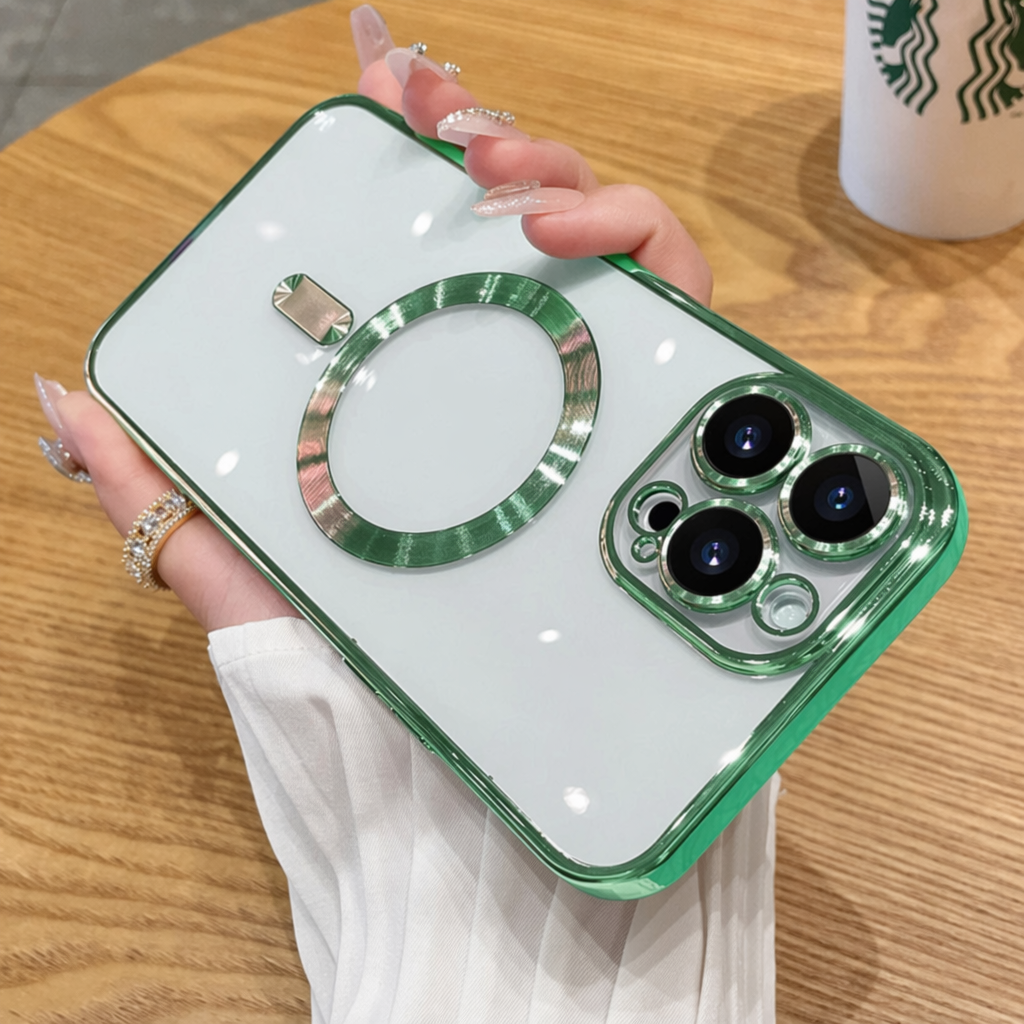 Transparente iPhone-Hülle mit grünem Chromrahmen, grünem MagSafe-Ring und Dreilinsenschutz, von Hand gehalten