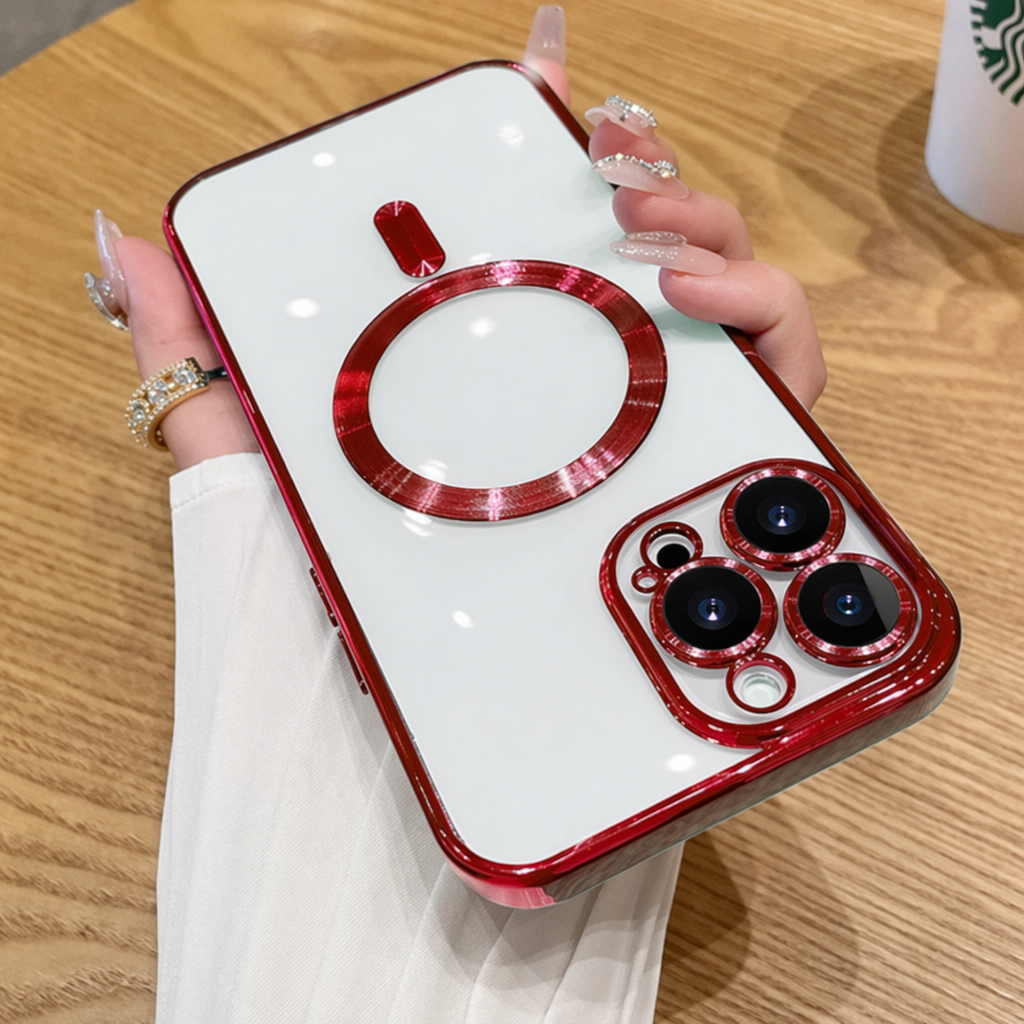 Transparente iPhone-Hülle mit rotem Chromrahmen, rotem MagSafe-Ring und Dreilinsenschutz, Rückseite in der Hand gehalten