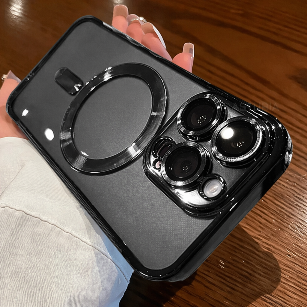 Schwarze iPhone-Hülle mit glänzendem MagSafe-Ring und chromfarbenem Dreilinsenschutz, in der Hand gehalten