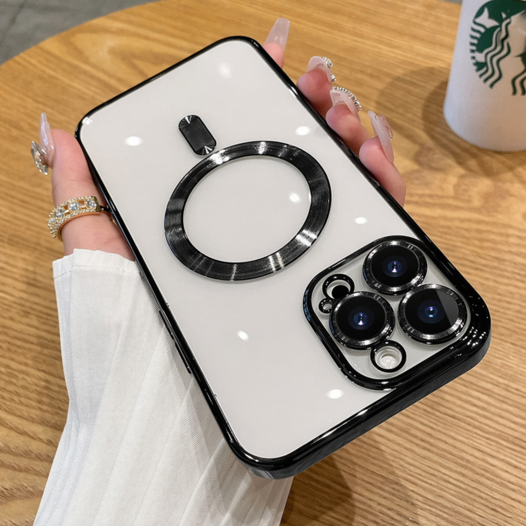 Transparente iPhone-Hülle mit schwarzem Rahmen, Rückansicht in Hand, schwarz gebürsteter Magnet-Ring und Dreifach-Kameraschut