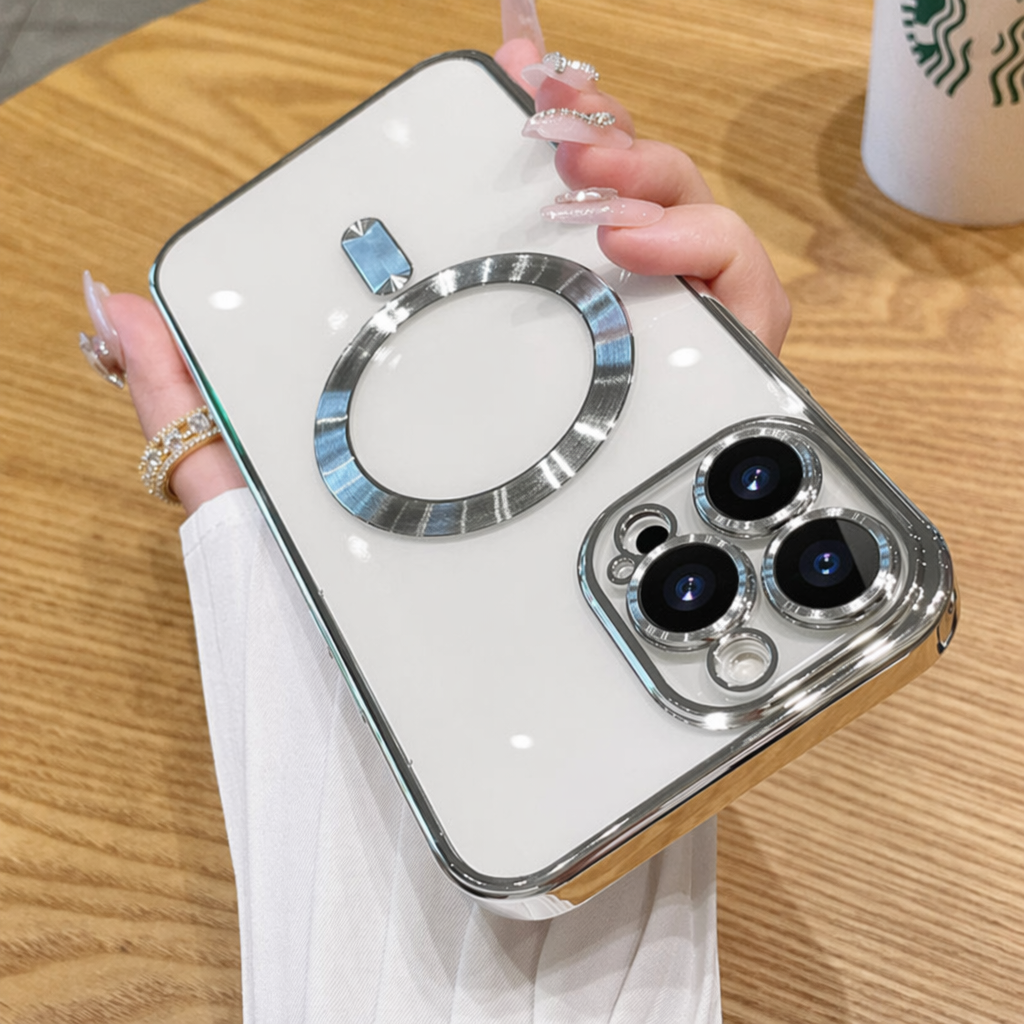 Transparente iPhone-Hülle mit silbernem Rahmen, silbernem MagSafe-Ring und Dreilinsenschutz, Rückseite in der Hand