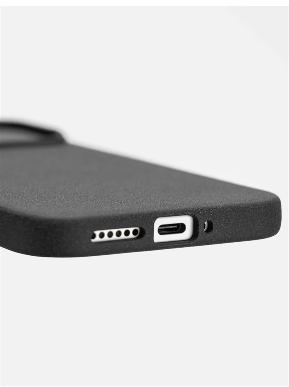 Schwarze matte Silikonhülle – Nahaufnahme Unterseite mit freigelassenem USB-C-Anschluss, Lautsprecher- und Mikrofon-Öffnung