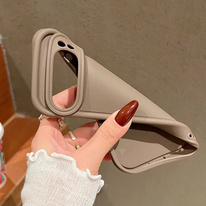 Beige-taupe TPU-Hülle für Google Pixel von unten gebogen gehalten, zeigt flexible Materialstruktur und Kameraausschnitt