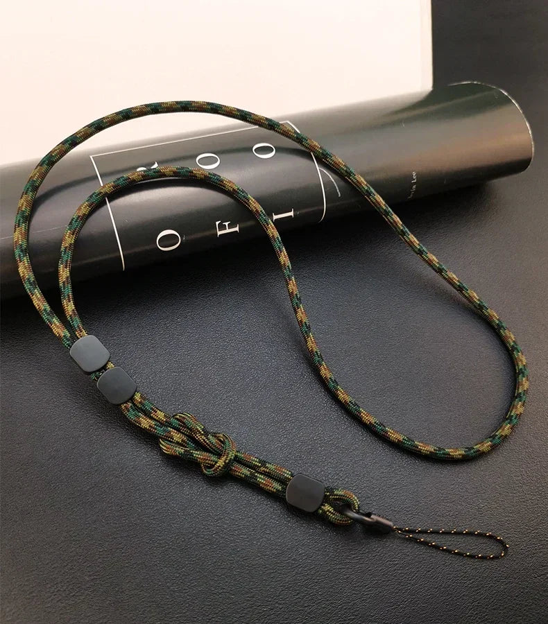 Geflochtenes Lanyard im Camouflage-Muster Grün-Braun-Schwarz mit Knoten und schwarzem Metallhaken, Draufsicht