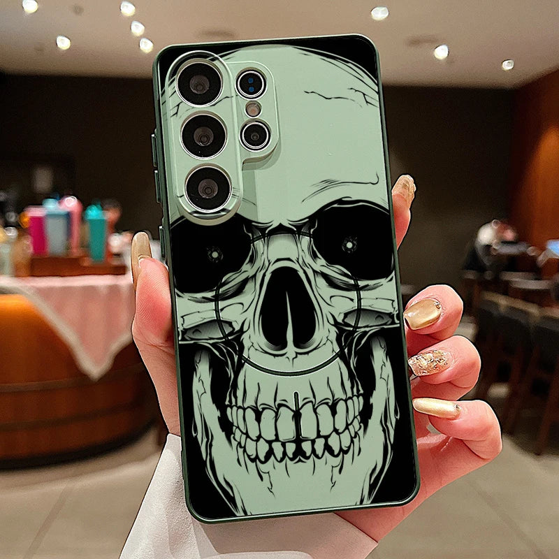 Samsung Galaxy PC-Hülle in Mintgrün mit detailliertem Totenkopf-Motiv, Rückansicht in der Hand