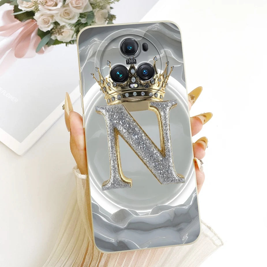 Honor Magic 5 Hülle Rückseite, grau-marmoriertes Design mit silber-glitzerndem Buchstabe N und goldener Krone