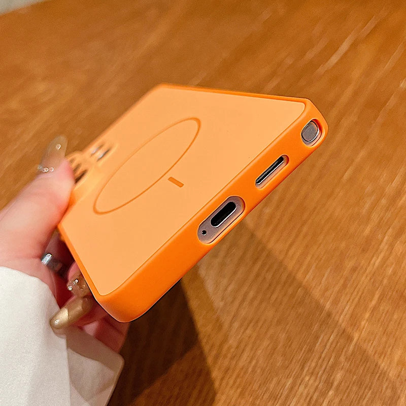 Orangefarbene Skull-Hülle in Hand, Innenseite mit eingebautem Magnetring für MagSafe sichtbar