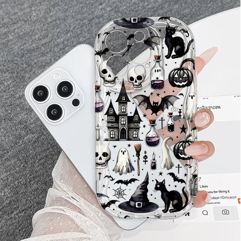 Zwei iPhones nebeneinander: eines ohne Hülle, eines mit transparenter Halloween-TPU-Hülle mit Totenköpfen, Hexenhaus und schw
