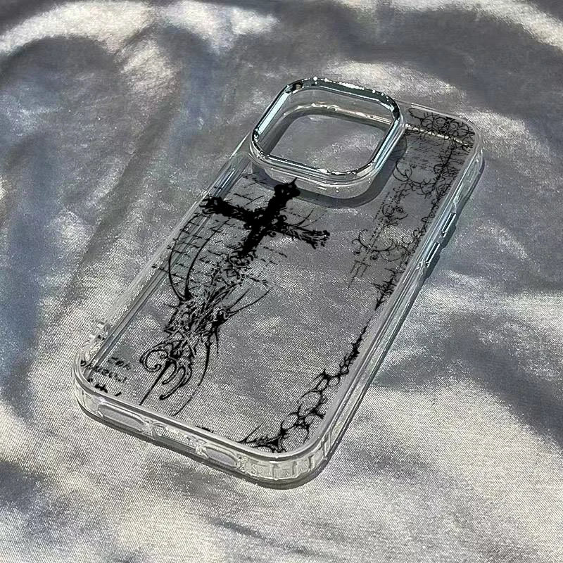 Transparente iPhone-Hülle liegend, schwarzes ornamentales Gothic-Kreuz mit Ranken und Schriftmuster, Schrägansicht