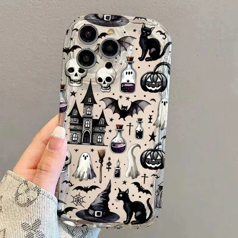 Hand hält transparente TPU iPhone-Hülle von hinten mit Halloween-Muster: Hexenhut, Fledermäuse, Geister und Kürbisse