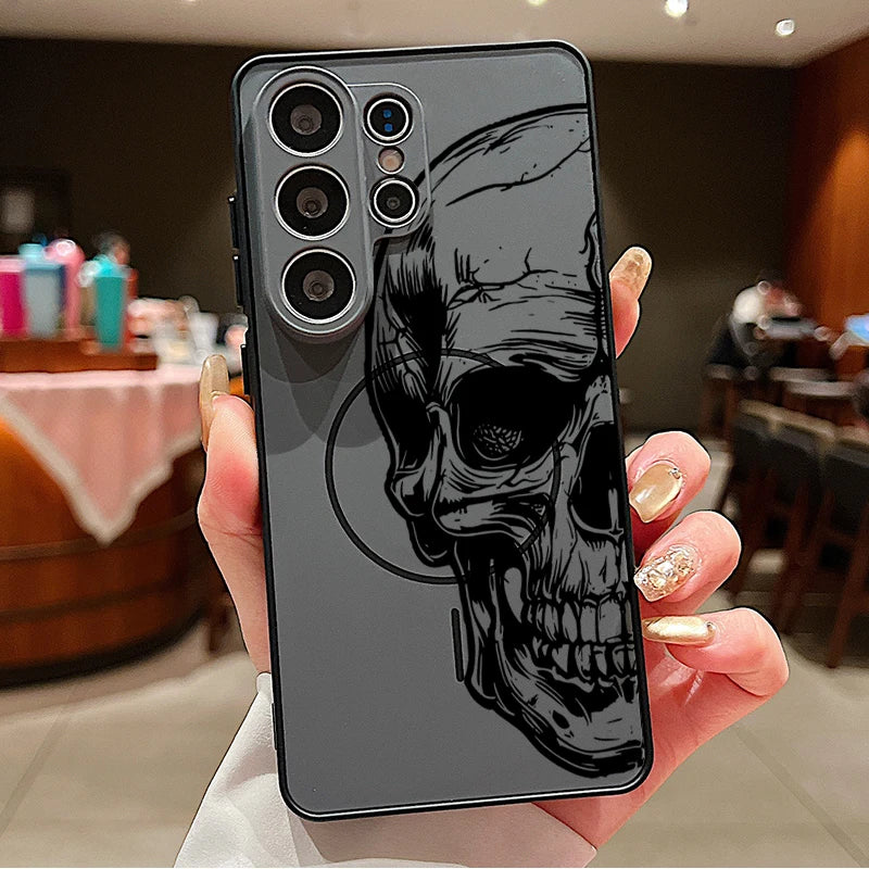 Dunkelgraue Samsung Galaxy Hülle mit halbseitigem Totenkopf-Aufdruck und MagSafe-Ring, Rückansicht