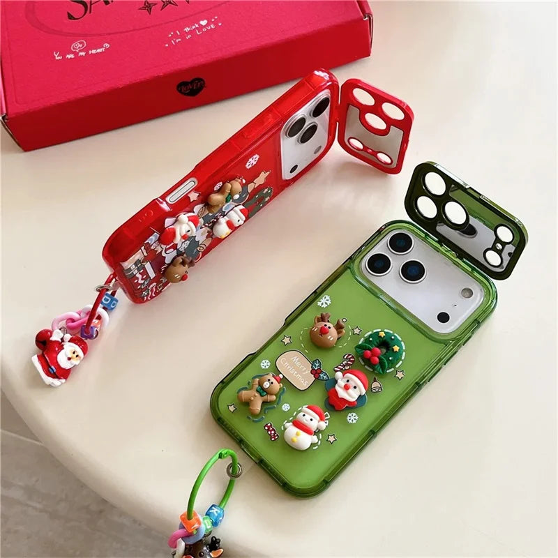 Rote und grüne iPhone-Weihnachtshülle von der Seite mit geöffnetem Kameradeckel und buntem Armband-Anhänger