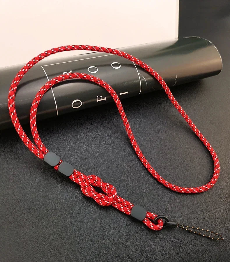 Handy-Nackenband aus geflochtenem Seil in Rot-Weiß mit schwarzen Stopper-Perlen und Knoten, Draufsicht