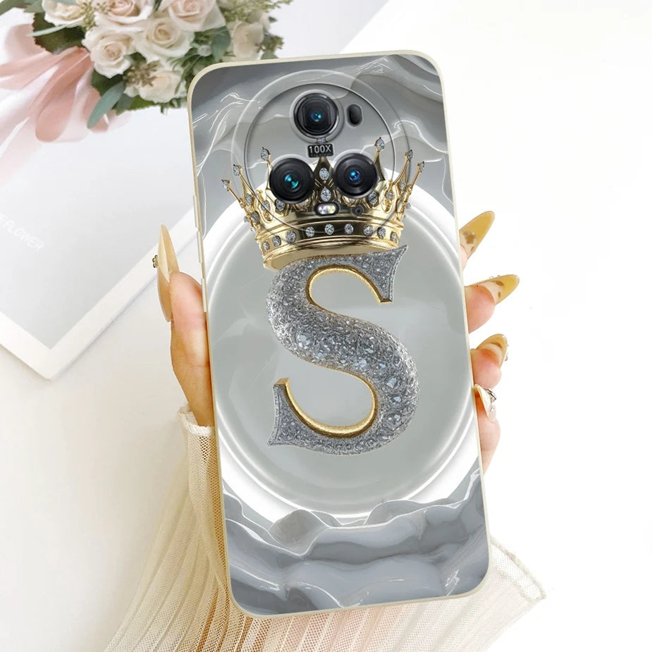 Honor Magic 5 Hülle in Grau-Marmor, Rückseite mit glitzerndem Buchstaben S und goldener Krone