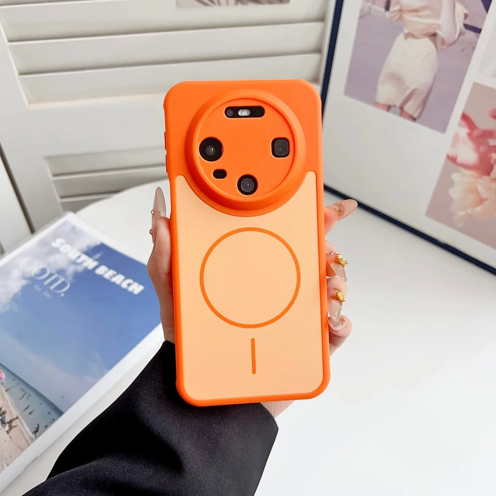 Orange Huawei-Magnetschutzhülle in der Hand, Rückansicht mit rundem Kameramodul-Ausschnitt und mattem Korpus
