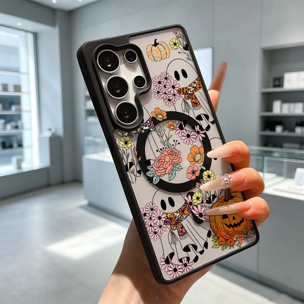 Schwarze Samsung Galaxy Hülle mit transparenter Rückseite, Halloween-Geister und Blumen-Print, Schrägansicht in Hand