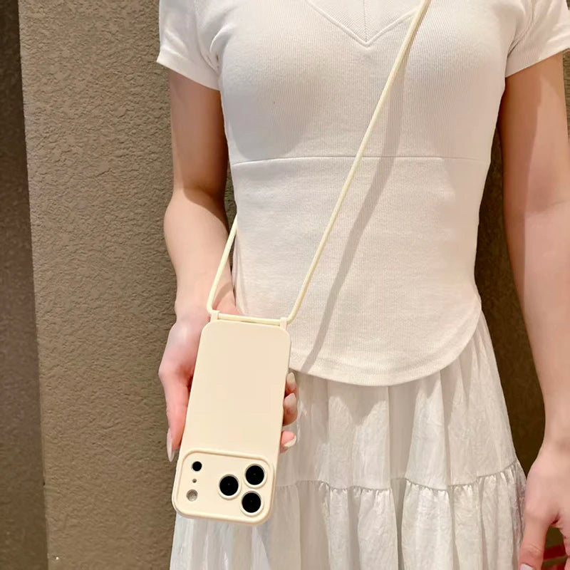Cremefarbene iPhone-Hülle mit Umhängeband, Rückansicht mit Kameraausschnitt, wird über Schulter getragen