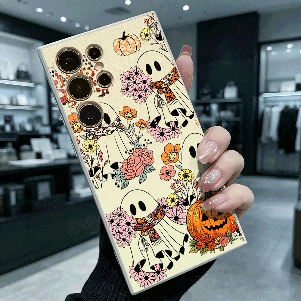 Cremefarbene Samsung-Galaxy-Hülle mit Halloween-Geistern, Blumen und orangem Kürbis, Rückseite in Hand