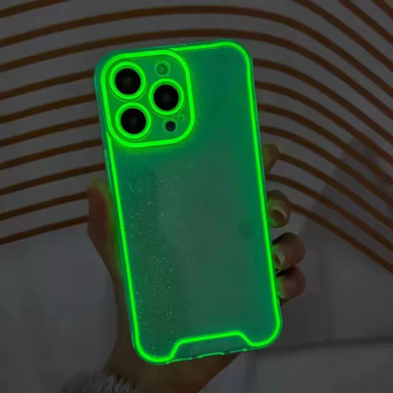 Transparente Hülle mit grün leuchtendem Neon-Rand im Dunkeln, in der Hand gehalten, Rückseite mit Kameraeinfassung