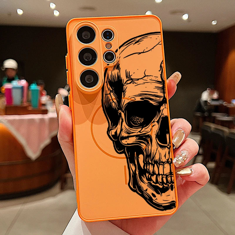 Orangefarbene Samsung Galaxy Hülle mit halbseitigem Totenkopf-Motiv und sichtbarem MagSafe-Ring