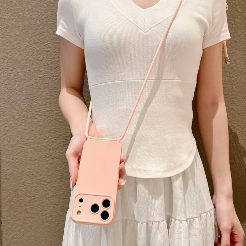 Rosafarbene iPhone-Hülle mit passendem Umhängeband, von Person als Crossbody-Tasche getragen