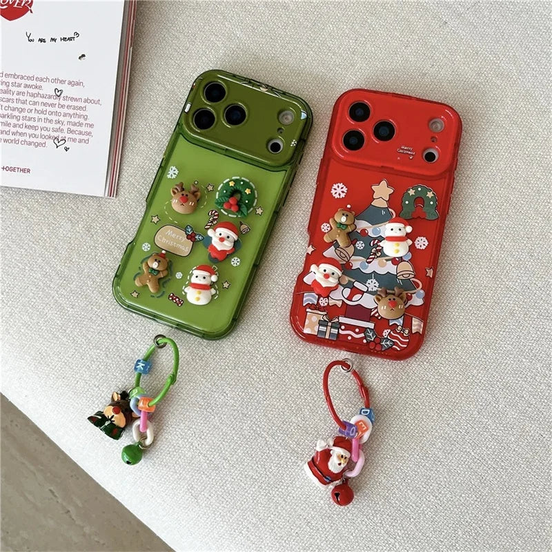 Grüne und rote Weihnachts-iPhone-Hülle mit 3D-Cartoon-Dekoration und Armband-Anhänger, auf Tisch liegend