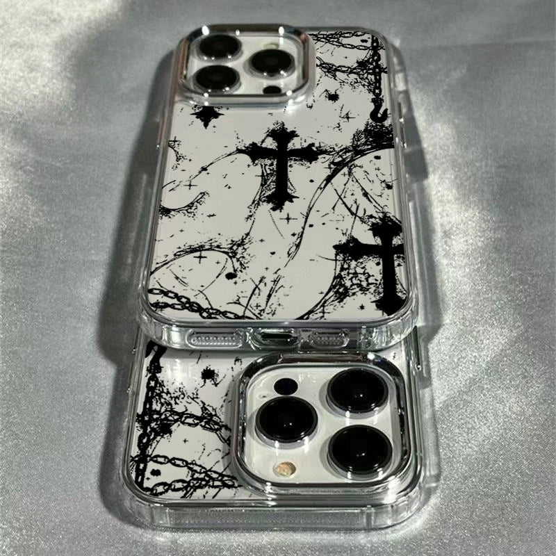 Transparente Gothic-Kreuz iPhone-Hülle von oben, schwarzes Kreuz-Muster mit Ästen und Ketten, Kameraausschnitt sichtbar