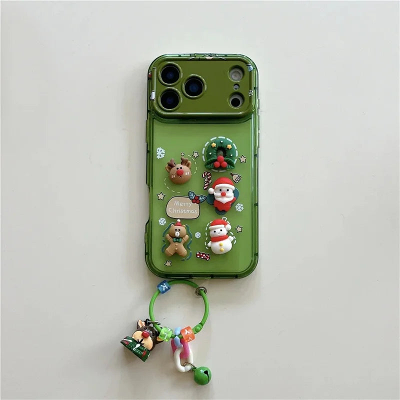 Grüne iPhone-Weihnachtshülle mit 3D-Cartoon-Figuren und buntem Armband mit Rentier-Anhänger, Draufsicht