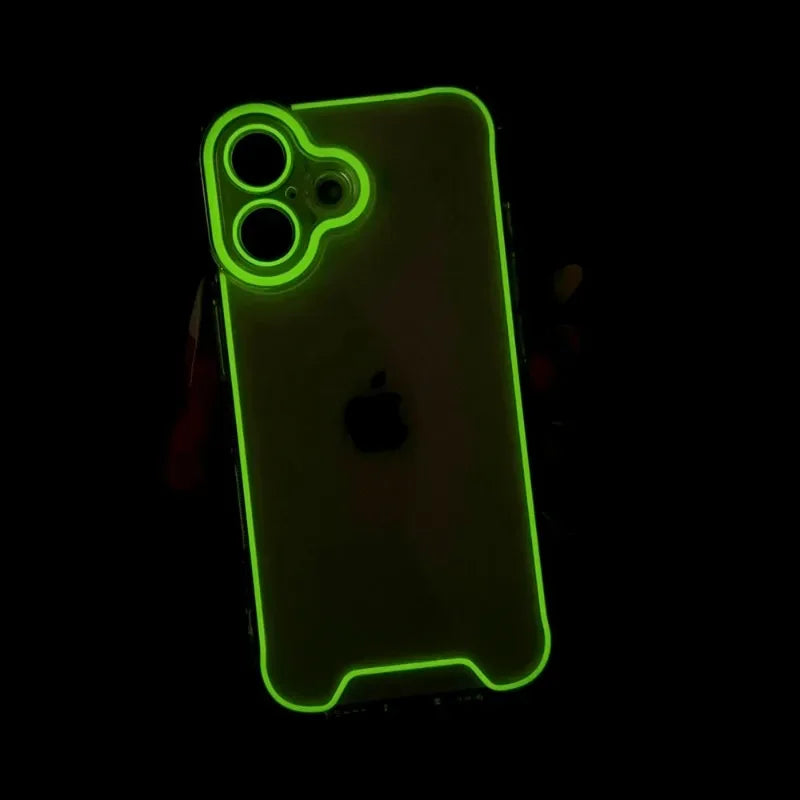 Transparente iPhone-16-Hülle mit grün nachleuchtendem Rand und Kameraring vor schwarzem Hintergrund, Rückansicht