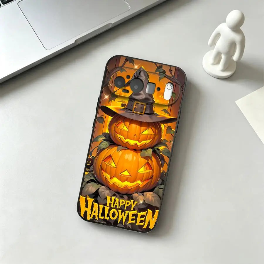 Schwarze Pixel-Hülle mit zwei gestapelten Kürbissen und Hexenhut, orangem Hintergrund und Happy-Halloween-Schriftzug