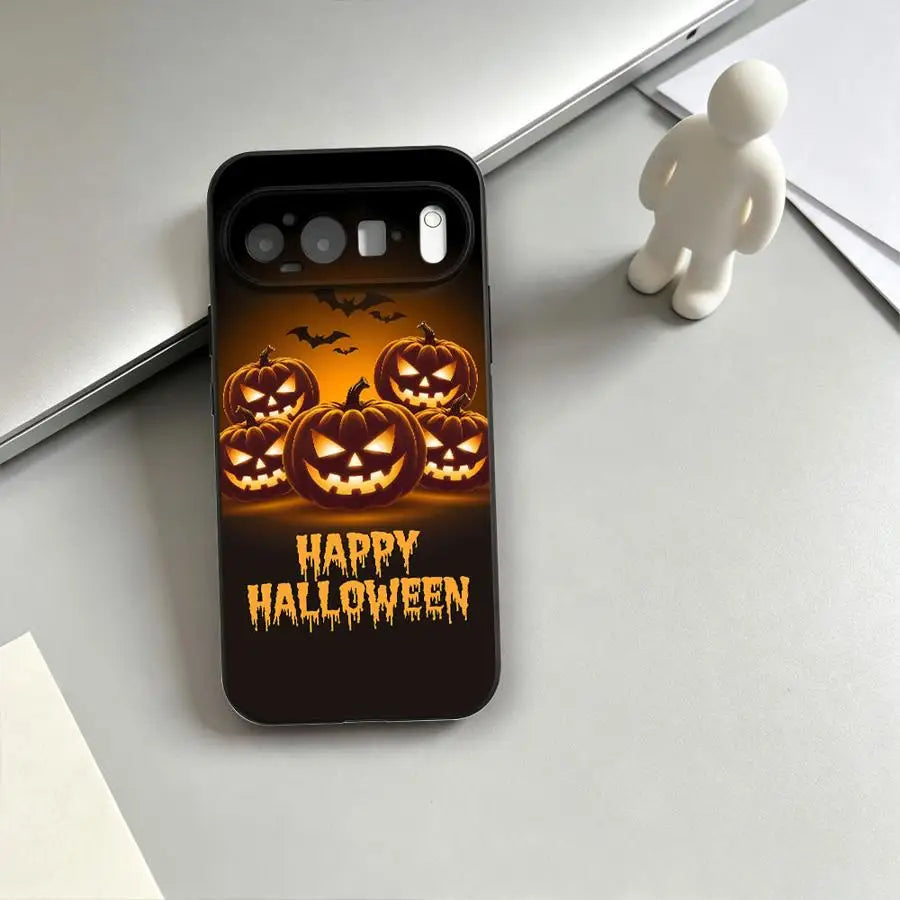 Schwarze Google-Pixel-Hülle mit leuchtenden Halloween-Kürbissen und Schriftzug Happy Halloween, auf Tisch liegend