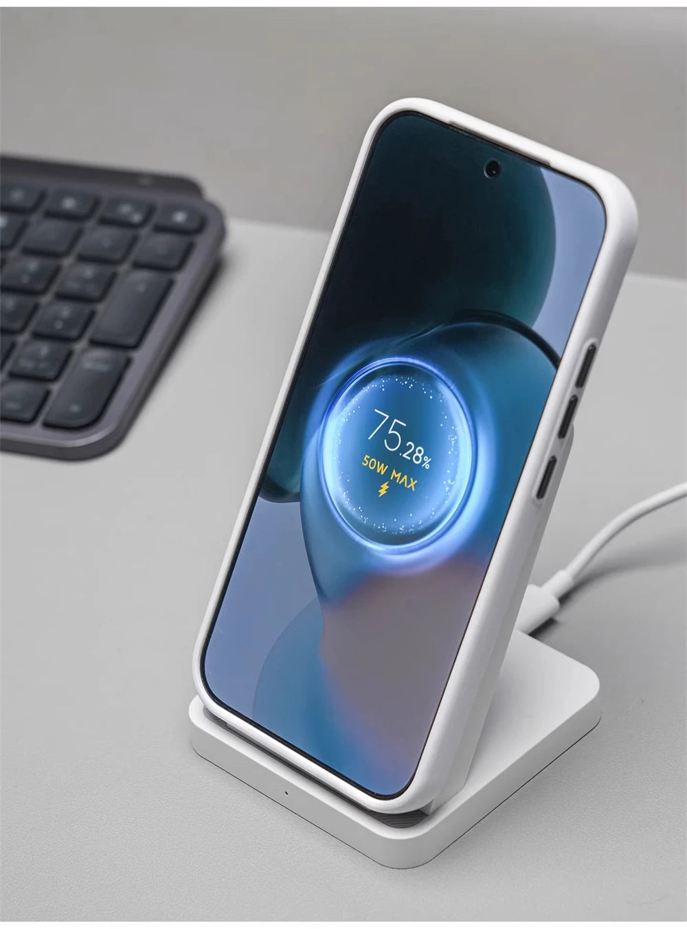Smartphone in weißer matter Silikonhülle auf kabellosem Ladeständer – Display zeigt 75 % Ladestand bei 50 W