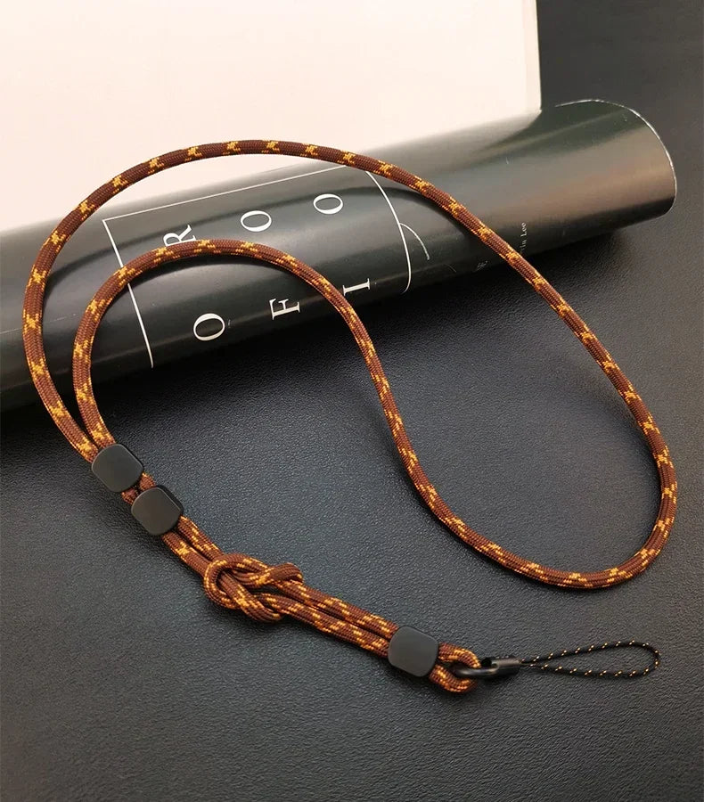 Geflochtenes Handy-Lanyard in Braun-Gold mit schwarzen Silikonperlen und Zierknoten, Schrägansicht