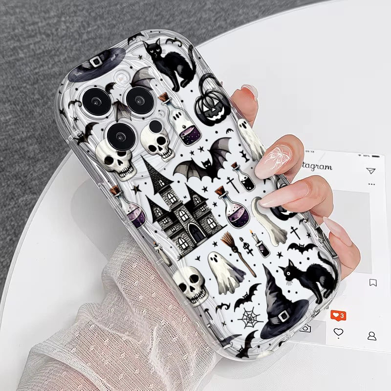 Transparente iPhone-Hülle mit weißem Hintergrund-Print und Halloween-Motiven: Totenkopf, Fledermaus, Hexenhaus, Geist und Kür