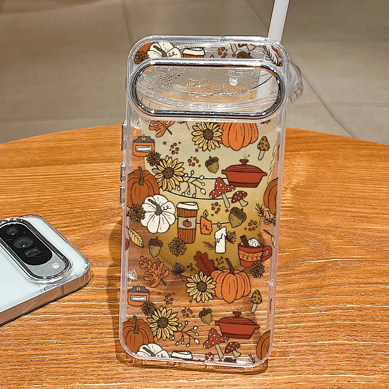 Transparente Google Pixel Hülle stehend auf Holztisch, Herbst-Motiv mit Kürbissen, Sonnenblumen, Pilzen und Eicheln in Erdtön