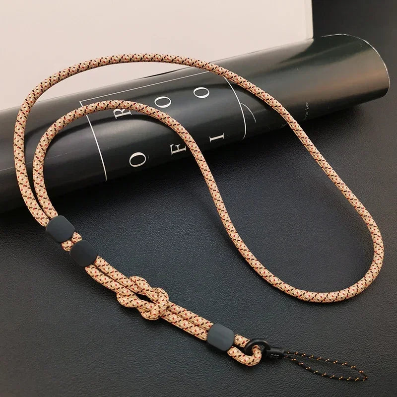 Beige-gemustertes Handy-Nackenband aus geflochtenem Seil, schwarze Stopper-Perlen, Verstellknoten und Befestigungsschlaufe