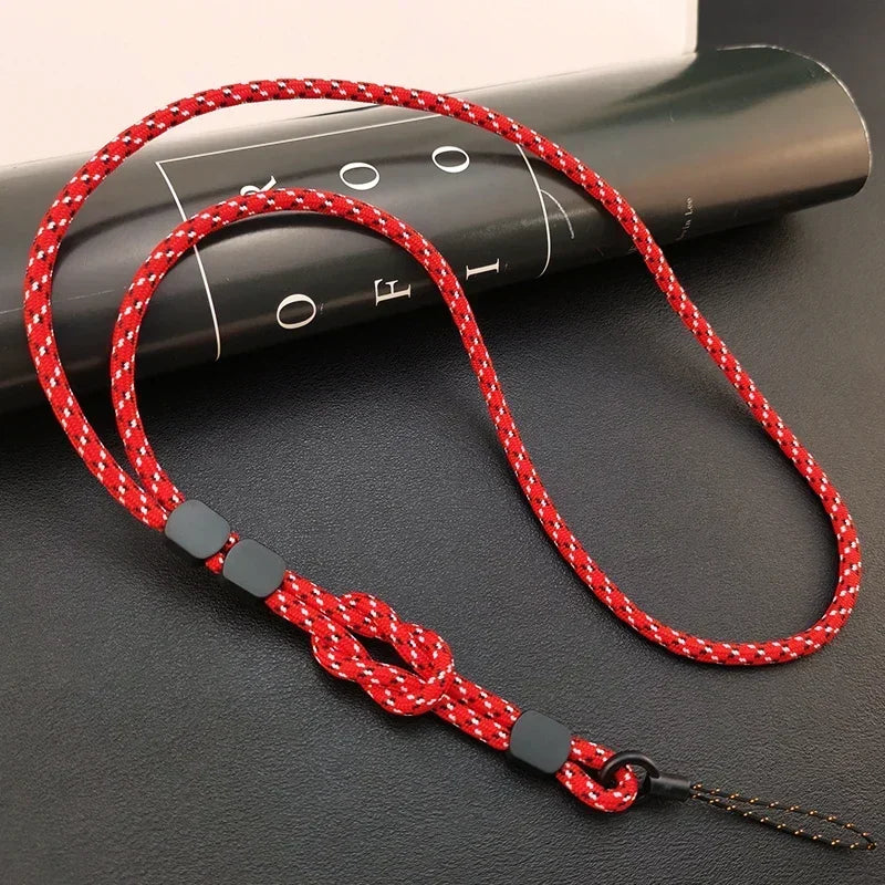 Rotes Handy-Nackenband mit weißen Reflexpunkten, geflochtenes Seil, schwarze Stopper-Perlen und Verstellknoten, Draufsicht
