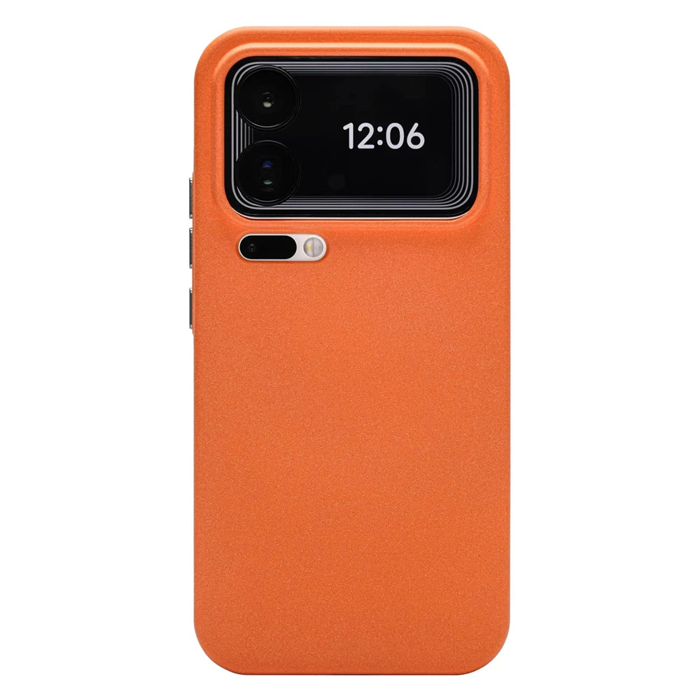 Orangefarbene matte Silikonhülle, Rückansicht freistehend, großer Kamerablock mit Zusatzdisplay oben, schlichte glatte Fläche