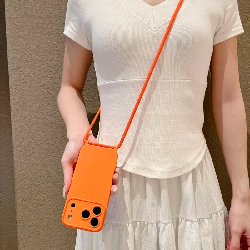 Orangefarbene iPhone-Hülle mit Umhängeband, von Person über Schulter getragen, Ganzkörper-Lifestyle-Ansicht