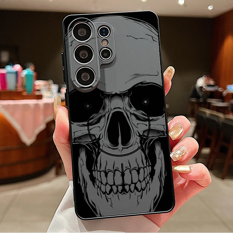 Schwarze Skull-Hülle in Hand, großflächiger grauer Schädel-Print, Rückansicht mit Kameraausschnitt
