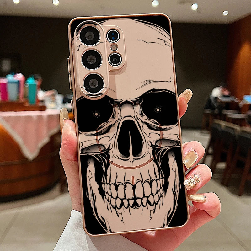 Samsung Galaxy PC-Hülle in Roségold mit großflächigem Totenkopf-Aufdruck, Rückansicht in der Hand