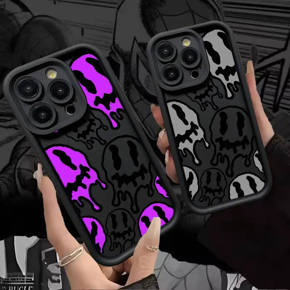 Schwarze iPhone-Silikonhülle mit schmelzenden Smileys in Lila und Grau, Variantenvergleich in Händen