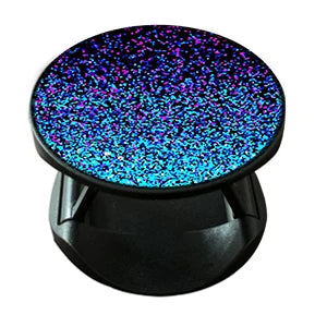 Pop-Up Handy Fingerring Ständer in Schwarz, runde Oberfläche mit blau-lila Hologramm-Glitzereffekt, schräge Seitenansicht
