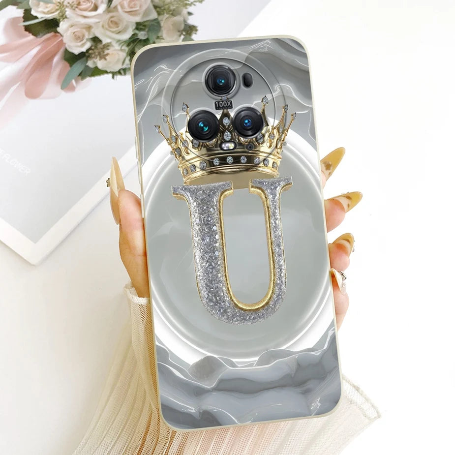 Honor Magic 5 Hülle in Grau-Marmor, Rückseite mit glitzerndem Buchstaben U und goldener Krone